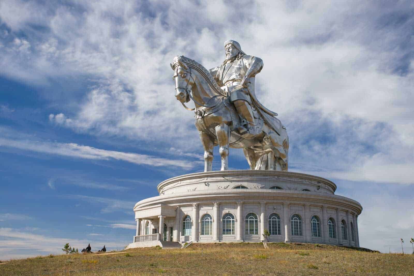 13 Statue con accesso interno nel mondo