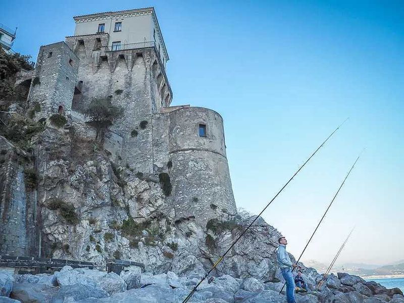 Cetara: il borgo dei tonnari in Costiera Amalfitana 3 Torre Vicereale di Cetara sul porto