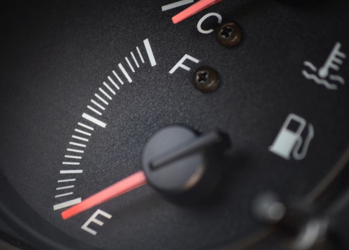 Serbatoio benzina auto in riserva, 6 consigli guida sicura