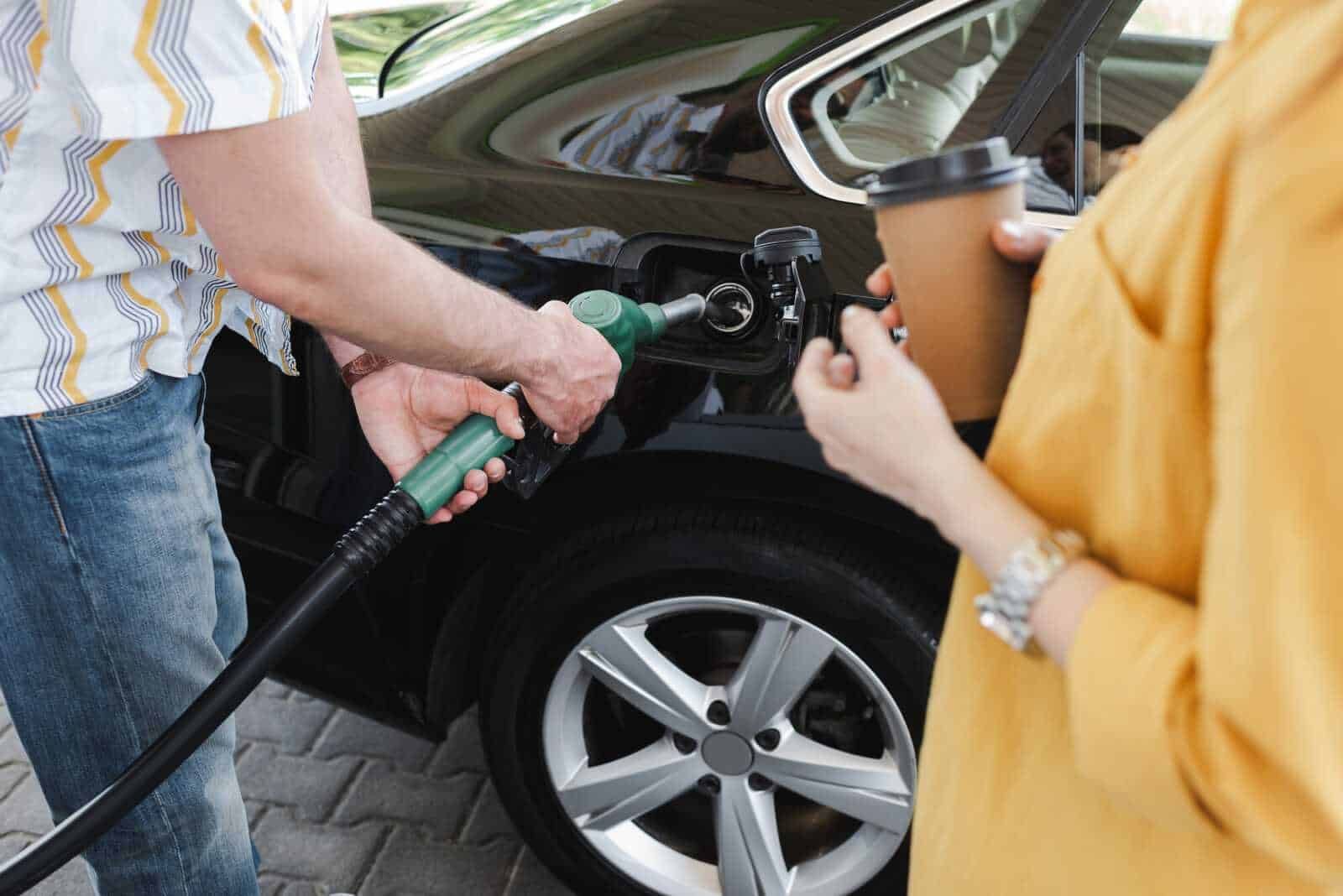 Serbatoio benzina auto in riserva, 6 consigli guida sicura