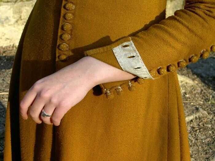 Differenza tra abbottonatura uomo e donna nei secoli 4 Differenza tra abbottonatura uomo e donna