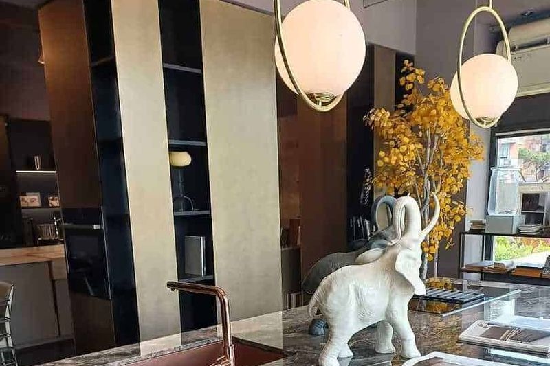 Differenza tra abbottonatura uomo e donna nei secoli 2 Differenza tra abbottonatura uomo e donna nei secoli. Antica Roma stili di bottoni storici con forma rotonda, realizzati in bronzo o osso, simbolo di eleganza storica e artigianato antico.