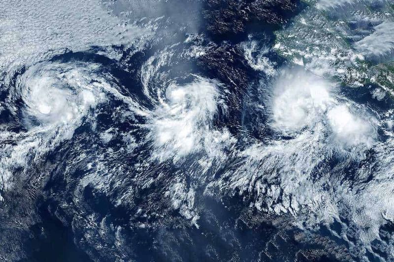 Oceano Pacifico perché si chiama così? 4 teorie 4 Nuvoloso sistema di tempesta tropicale con vortice atmosferico in mare.