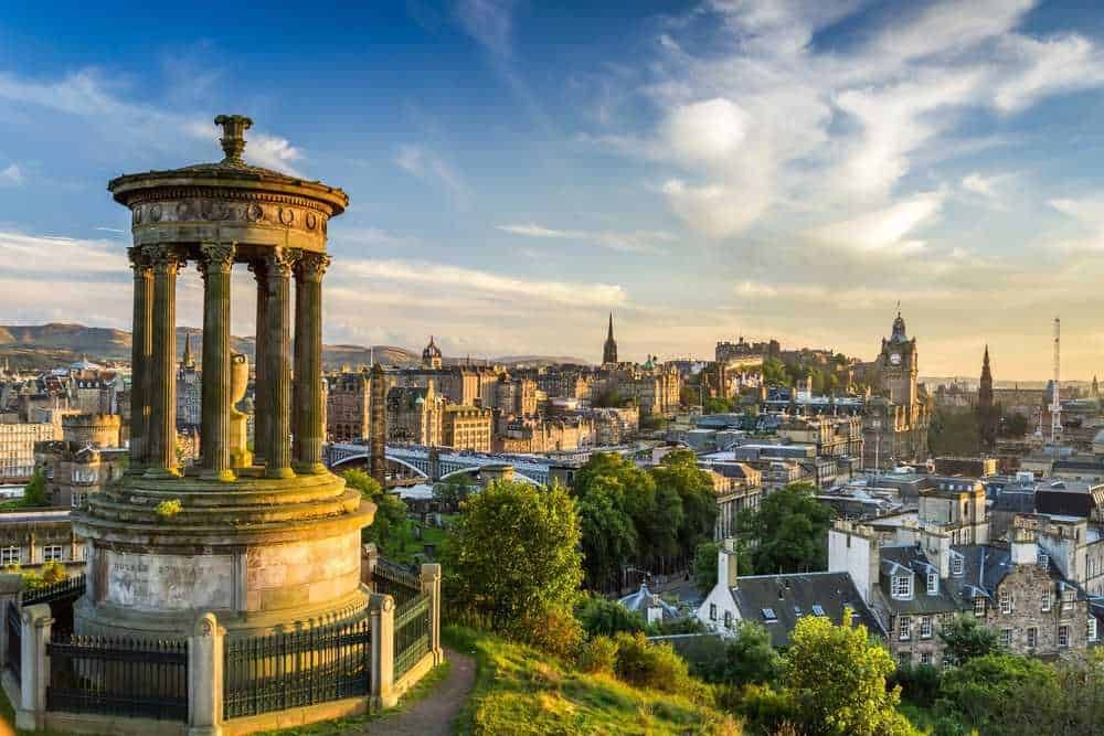 Faro di Calton Hill con vista panoramica su Edimburgo al tramonto, escursione storica e paesaggistica in Scozia.