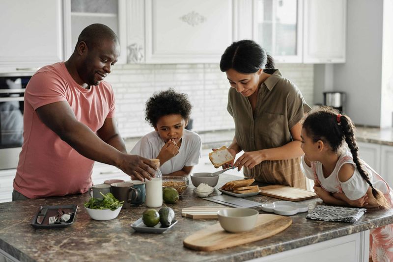 10 Quartieri di Londra a capodanno 8 Sorrento famiglia che prepara la colazione in cucina moderna e luminosa, attività quotidiana, cibo sano e armonia in famiglia.