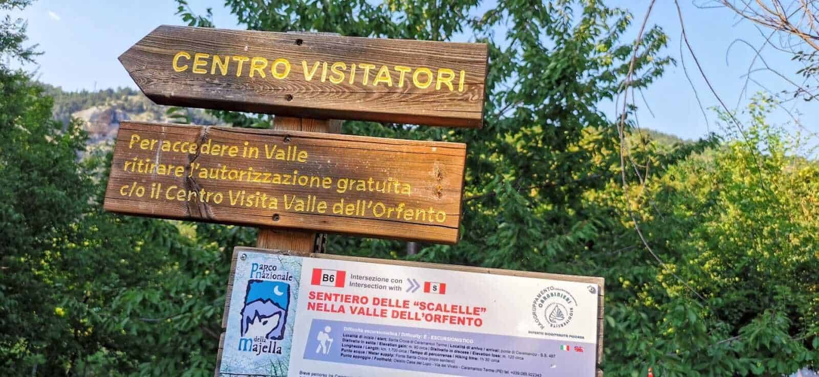 Passaggiere in Valle, cartelli segnaletici per il Centro Visitori e il sentiero delle Scalelle nel Parco Nazionale della Majella, vicino all'Orfento, Italia.