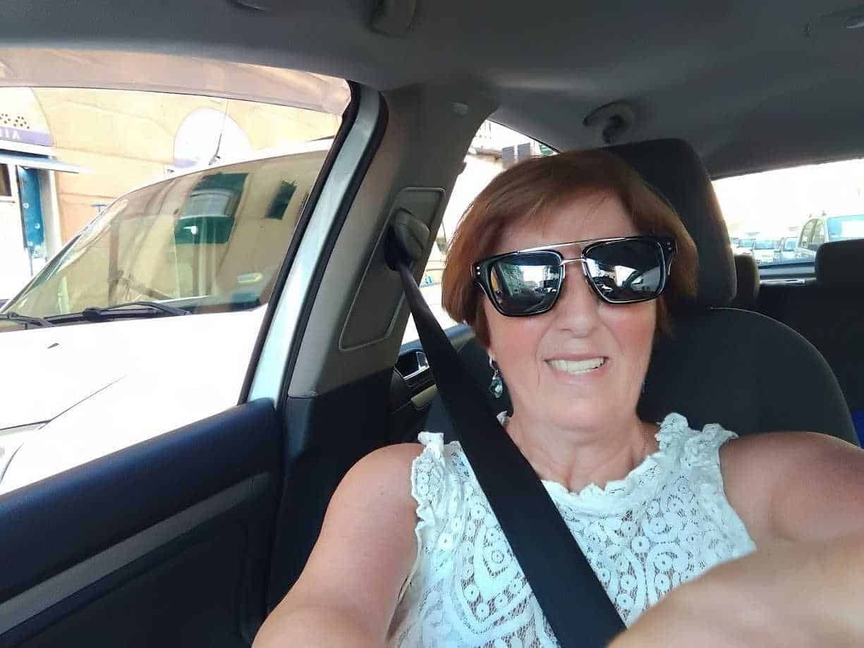 Sorriso di donna sorridente con occhiali da sole seduta in auto, donna felice e spensierata, stile di vita estivo, relax in viaggio, appunti sul blog.