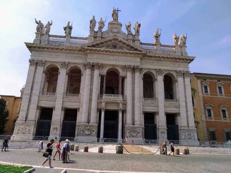 15 Attrazioni vicine alla Basilica di San Pietro 11 Majestosa facciata della chiesa di San Giuseppe in Italia, con dettagli architettonici barocchi e statue storiche sulla sommità. Facile da raggiungere e ideale per visitatori e appassionati di architettura storica.