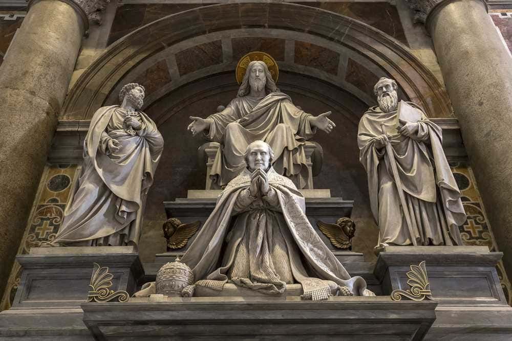 Ulteriore statua di Gesù con i apostoli in una chiesa, scultura in marmo sacra e religiosa, arte cristiana, riproduzione di un dipinto di arte sacra, simbolico e spirituale, decorazioni liturgiche, simboli religiosi, architettura sacra.