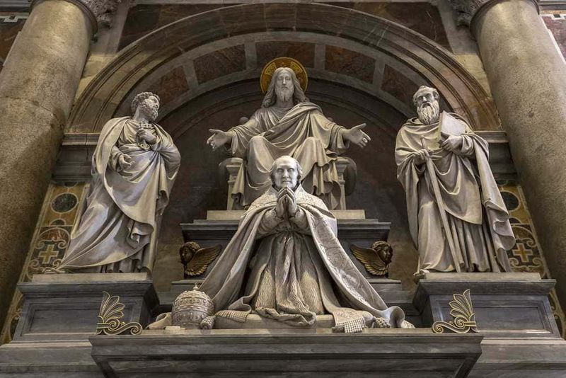 Basilica di San Pietro: Storia e Segreti 11 Ulteriore statua di Gesù con i apostoli in una chiesa, scultura in marmo sacra e religiosa, arte cristiana, riproduzione di un dipinto di arte sacra, simbolico e spirituale, decorazioni liturgiche, simboli religiosi, architettura sacra.
