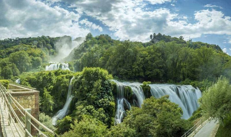 Cascata delle Marmore cosa vedere in Umbria: cascata artificiale 2 Cascata delle Marmore cosa vedere in Umbria: storia, sentieri e consigli per la visita (2026). Cascata delle Marmore in Umbria vista dal percorso panoramico