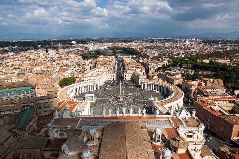 Vista panoramica di Roma con la Piazza San Pietro e il Vaticano dall'alto, città ricca di storia, arte e cultura, meta turistica mondiale. Perfetta per appassionati di viaggi e monumenti storici italiani.