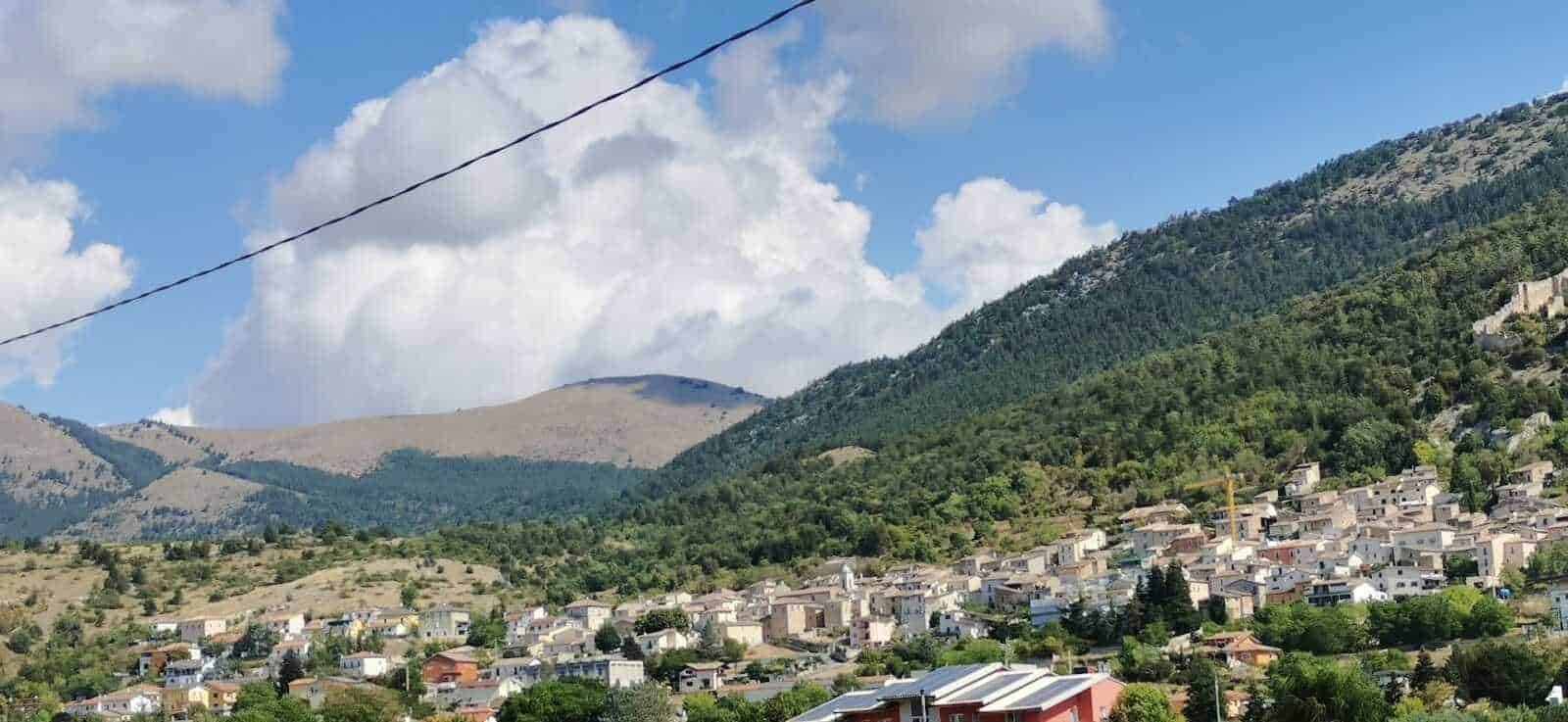 Aria montagna con casa di montagna, paesaggio naturale, Appunti Sul Blog, montagna, natura, villaggio montano, Italia, paesaggio naturale, case tradizionali, escursioni, viaggio, montagne verdi, cielo blu.