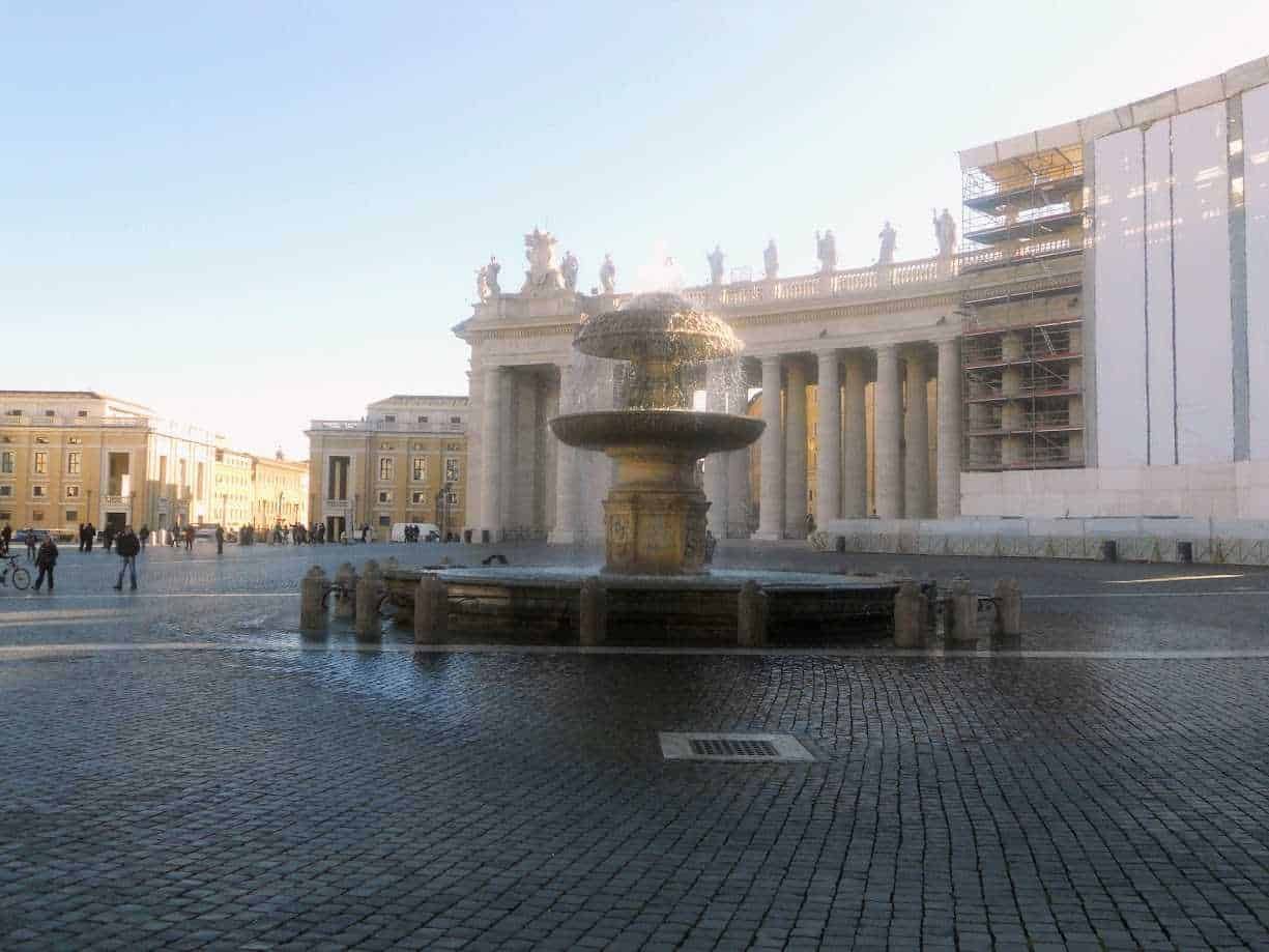 Fontana storica in Piazza San Pietro con basilica e colonne antiche, simbolo di Roma, Italia. Fontana ornamentale collocata nelle piazze italiane con dettagli architettonici classici e monumentali.