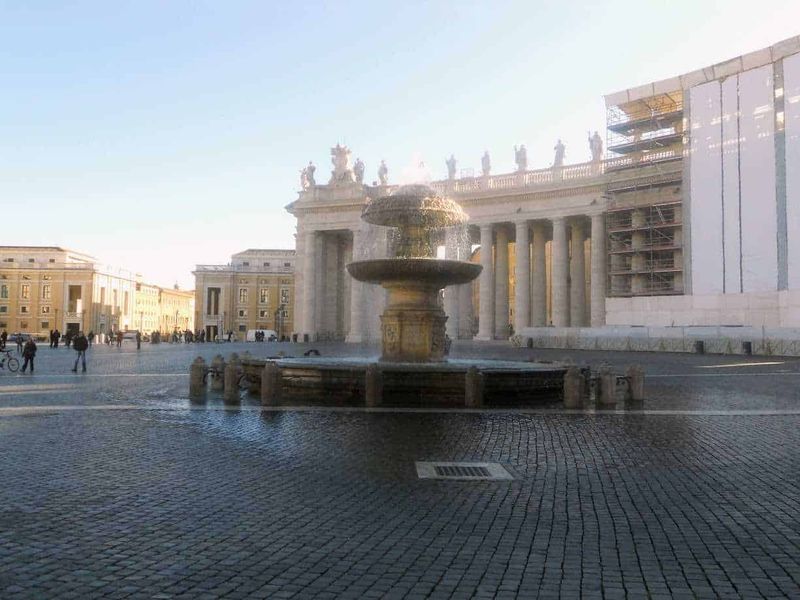 15 Attrazioni vicine alla Basilica di San Pietro 7 Fontana storica in Piazza San Pietro con basilica e colonne antiche, simbolo di Roma, Italia. Fontana ornamentale collocata nelle piazze italiane con dettagli architettonici classici e monumentali.