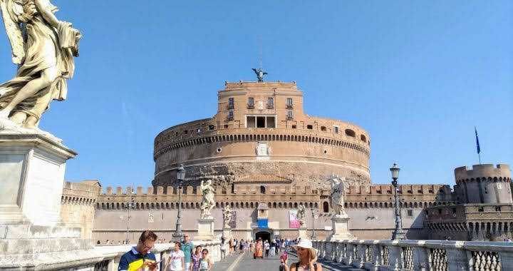 Castel Sant'Angelo a Roma, monumento storico e attrazione turistica iconica con vista panoramica sulla città.
