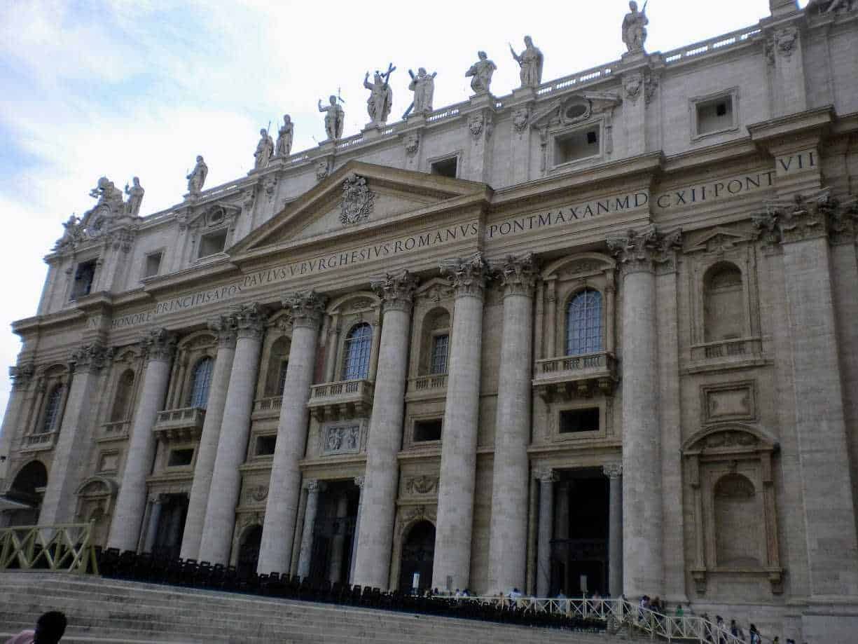 Maestosa facciata della Basilica di San Pietro a Roma, esempio eccezionale di architettura barocca e simbolo del Vaticano. Perfetta per appassionati di arte, storia e turismo religioso.