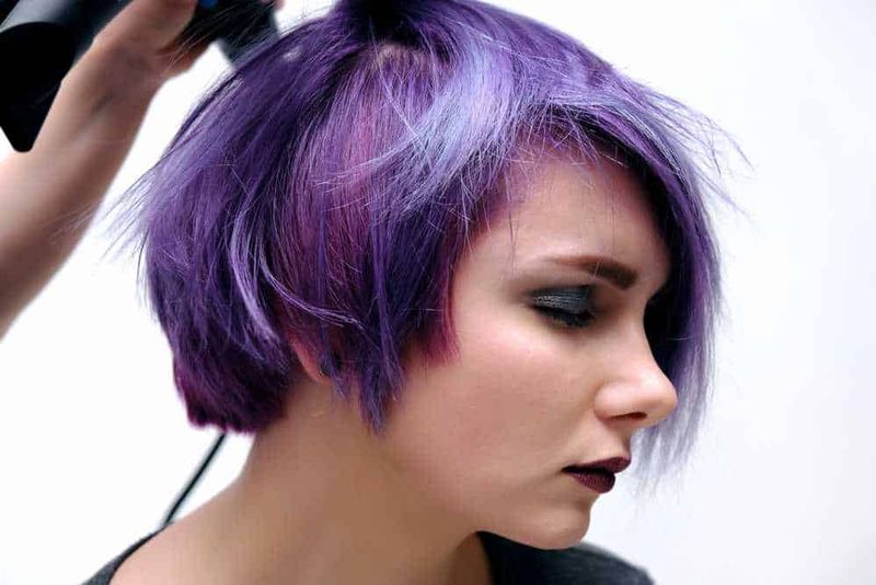 Frequenza taglio dei capelli per tipi di acconciature 10 Capelli corti con colore viola e sfumature di rosa, stile moderno e audace, perfetti per look unici e di tendenza. Ideale per chi ama esprimere creatività e personalità tramite l'acconciatura.