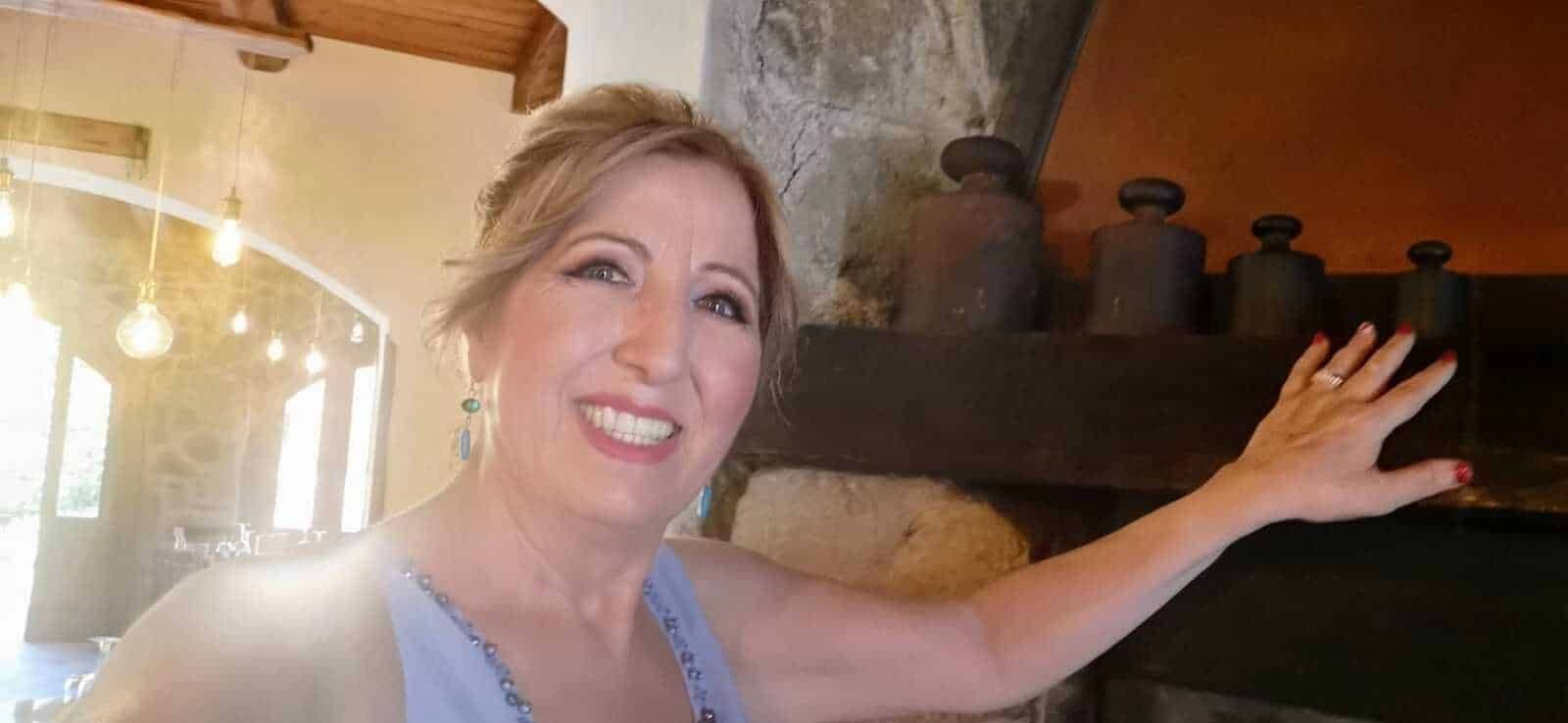 Torcia vintage in casa rustica, decorazione di atmosfera calda e accogliente, stile industriale con barattoli di metallo, artefatti antichi e pareti in pietra per un’atmosfera accogliente e originale.