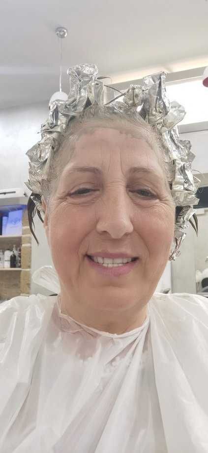 Capelli parrucchiere con fogli di alluminio, trattamento capelli, salone di bellezza, cura dei capelli, esperienza di hairstyling.