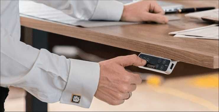 Guida alla Scrivania da Ufficio Regolabile in Altezza 13 Azienda moderna con smartphone e documenti in ufficio, lavoro aziendale, tecnologia e comunicazione digitale, ambiente di ufficio professionale, strumenti di lavoro digitali, efficienza e connettività.