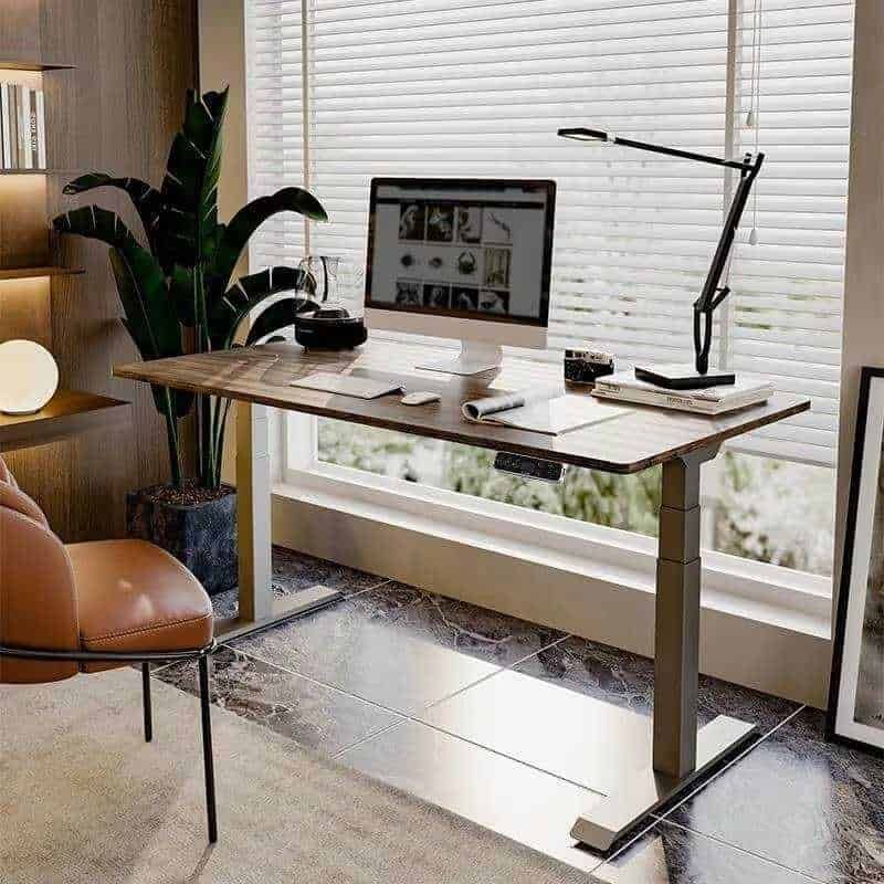 Sedie ergonomiche comode in ufficio con scrivania moderna e lampada da lavoro, illuminazione naturale da grandi finestra, ambiente di lavoro in stile minimalista con piante e decorazioni eleganti.