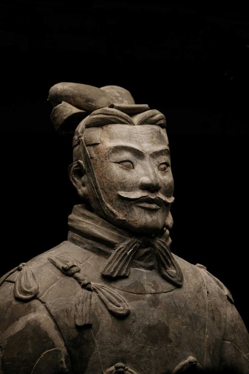 Qin Shi Huang l'imperatore che creò la Cina, libro 2 Antica statua in terracotta di un guerriero cinese, dettagliata e restaurata, risalente alla Dinastia Qin, esposta al museo, rappresenta la storia e l'arte dell'antica Cina.