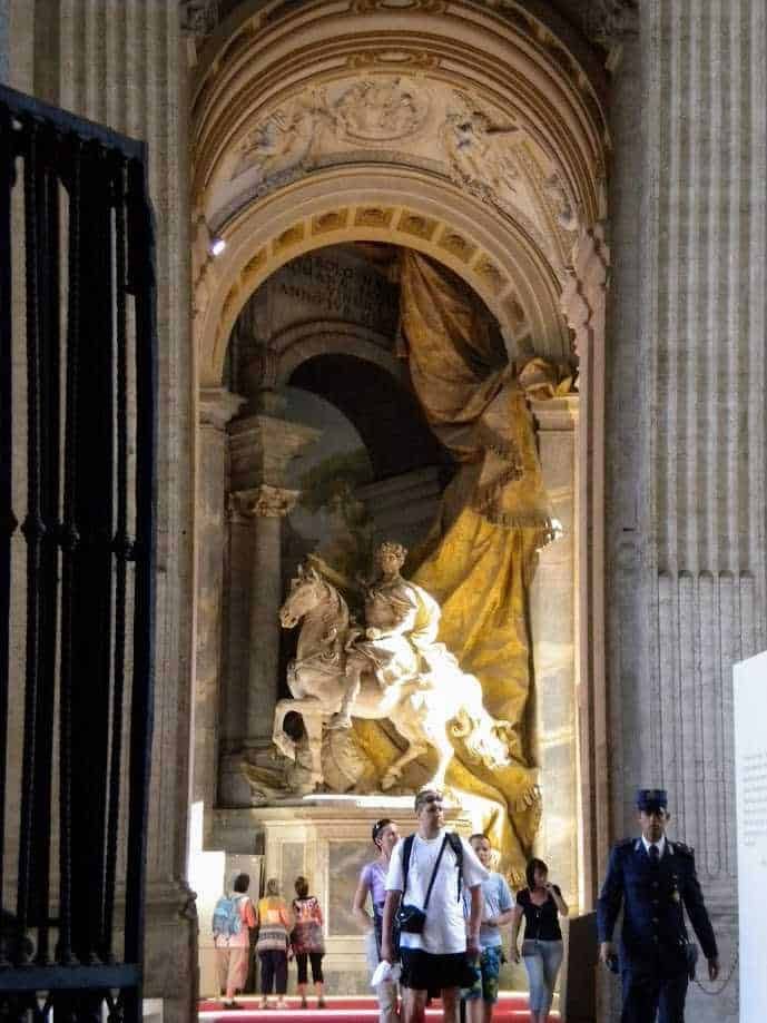 Sacrestia di San Pietro in Vaticano, statua barocca di San Giorgio e il drago, scena artistica in marmo per visitatori e turisti, con dettagli architettonici e decorativi di grande impatto artistico.