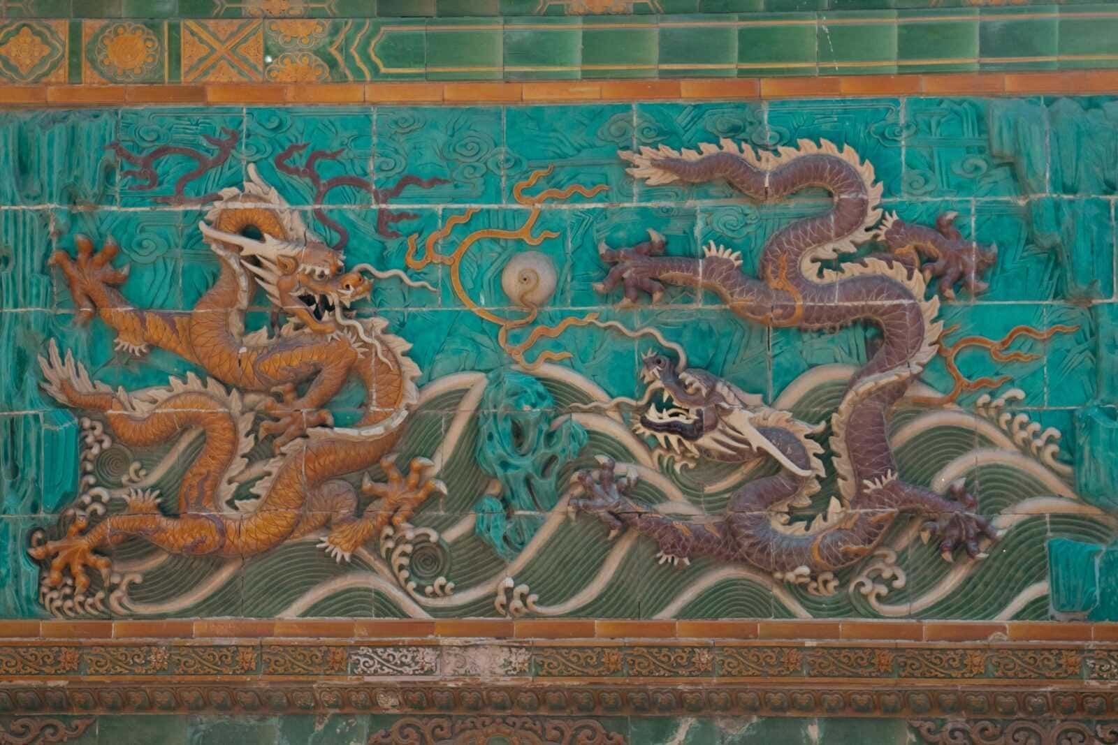 Dragon ballata in ceramica con dettagli artistici di draghi e paesaggi su parete decorativa.