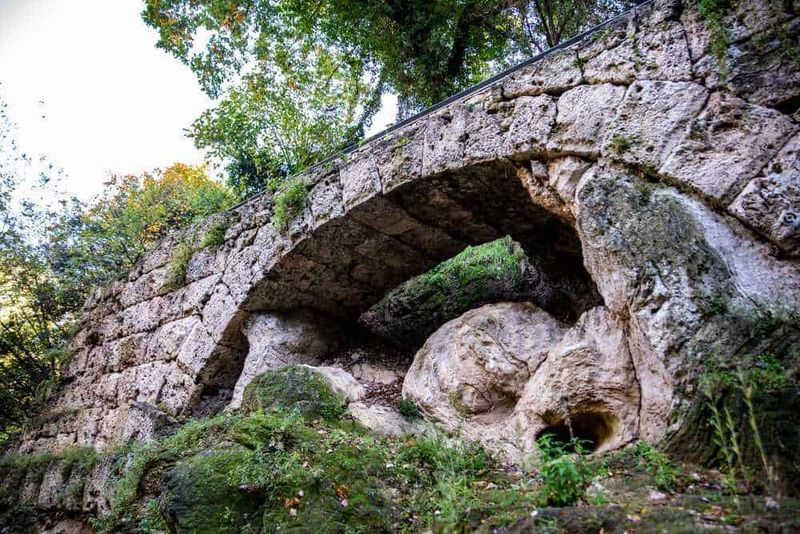 Questo spettacolo maestoso merita di essere visto con i propri occhi almeno una volta nella vita. / Foto: Shutterstock.com Antico ponte di pietra