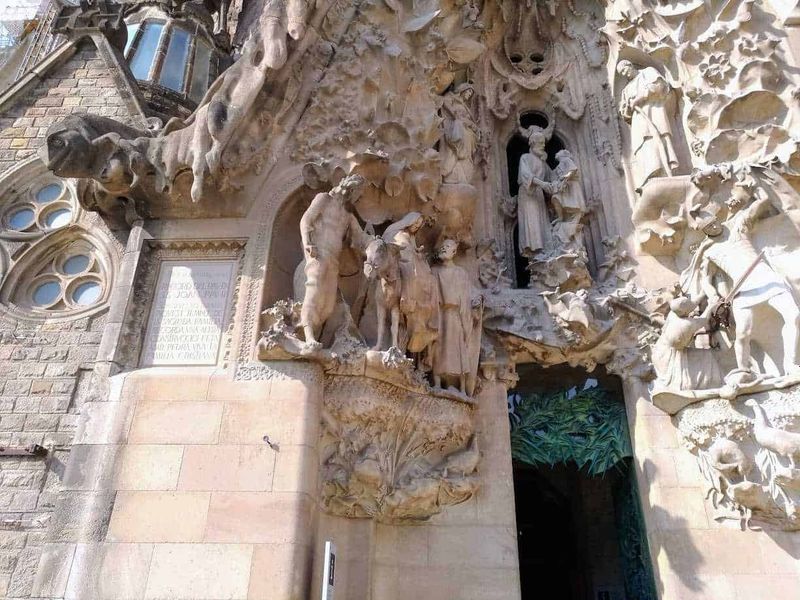 Come organizzare la visita alla Sagrada Familia a Barcellona 4 La superficie delle facciate è ricoperta da motivi in pietra