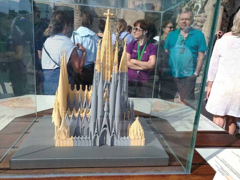 Come organizzare la visita alla Sagrada Familia a Barcellona 2 Sagrada Familia: Biglietti e Tour Guidato. Miniatura della cattedrale di Barcellona, modello in scala esposto in una teca di vetro