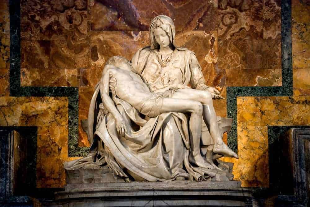 Marble scultura di Maria che tiene il corpo di Gesù, capolavoro artistico, simbolo di fede e pietà religiosa, esposizione artistica storica nella chiesa.