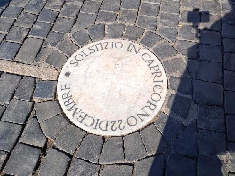 7 Cose da vedere in Piazza San Pietro gratis 7 Solстizio in capri zona archeologica pietra strada antica patrimonio cultura italiana.