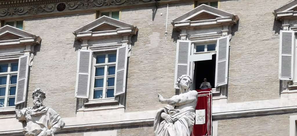 Iconico palazzo storico con statue e finestre con persiane bianche, esposto alla luce solare, simbolo di architettura classica italiana. Percorso turistico vicino a monumenti storici e culturali.