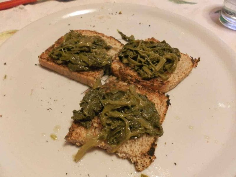 Gli antipasti italiani e le tapas spagnole, differenze 4 Pane tostato con cime di rapa, cucina italiana, antipasto tipico, verdure saltate, ricetta tradizionale, ingredienti freschi, cucina casalinga, sapori autentici, piatti tipici italiani, ricette regionali.