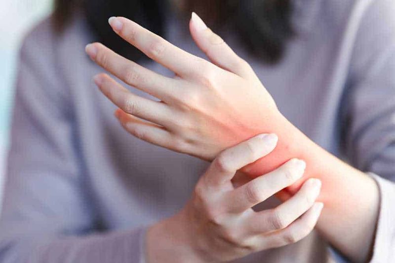 Segnali del corpo che qualcosa non va, 9 carenze nutrizionali 5 Prurito al polso, dolore, infiammazione e rossore, possibile segno di allergia o irritazione della pelle. Consultare un medico per diagnosi accurata e trattamento adeguato.