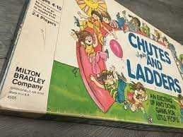 Balcone con cartello pubblicitario di "Chutes and Ladders" di Milton Bradley, gioco da tavolo classico per bambini, promosso in un negozio di giocattoli.