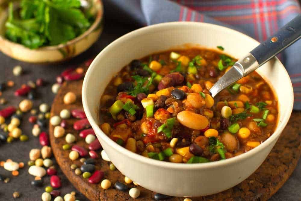 Zuppa di legumi con fagioli neri, mais e verdure, piatto ricco e salutare, perfetto per una cena proteica e nutriente. Ideale per gli amanti della cucina sana e vegetariana.
