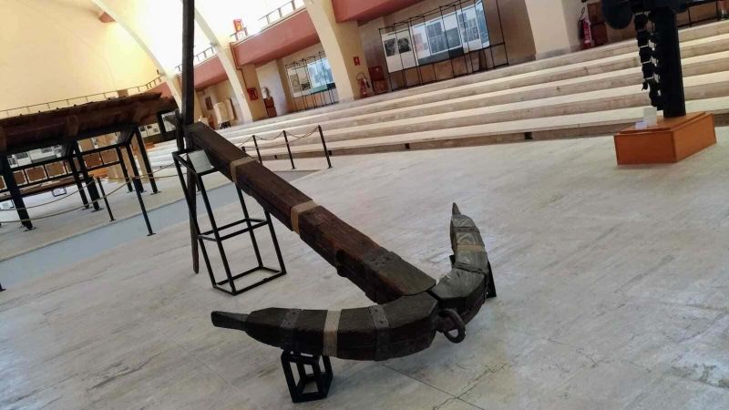 Navi di Caligola nel lago di Nemi, storia 5 Banco in legno e ferro in un museo storico, ambiente interno con scala e mostre espositive.