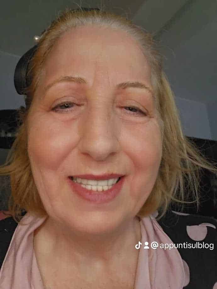 Sorriso di donna matura con capelli corti e occhi chiusi, in primo piano, atmosfera rilassata, in stile spontaneo, perfetto per contenuti sulla vita quotidiana e il sorriso, immagini di donne sorridenti.