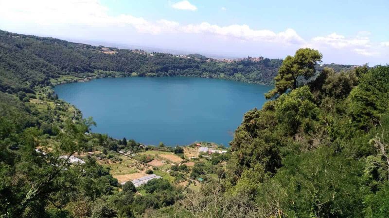 Navi di Caligola nel lago di Nemi, storia 9 Lago di Montagna immerso nella natura verde, con colline e boschi circostanti, vista panoramica di un sito naturale in un contesto tranquillo e pittoresco in Italia.