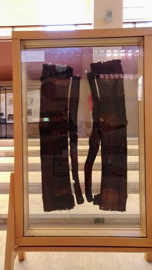 Fili di carbone di legna antichi esposti in una teca di vetro all'interno di un museo, simbolo di tradizione e artigianato italiano.