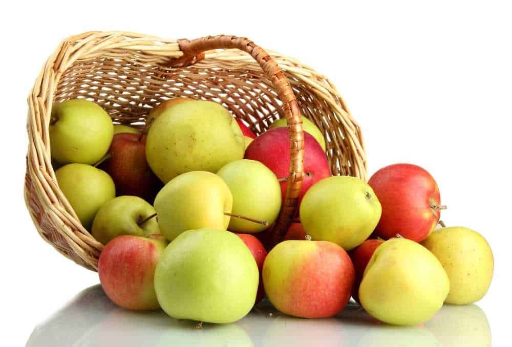 Mele verdi e rosse in un cesto di vimini, frutta fresca, immagine di alimenti sani, ideale per blog di cucina, alimentazione e benessere.