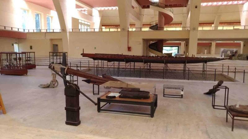 Navi di Caligola nel lago di Nemi, storia 6 Vita marina antica esposta in museo archeologico, con modelli e reperti storici di imbarcazioni antiche e strumenti navali. Sei interessato alla storia navale e ai ritrovamenti archeologici?.