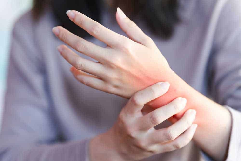 Prurito al polso, dolore, infiammazione e rossore, possibile segno di allergia o irritazione della pelle. Consultare un medico per diagnosi accurata e trattamento adeguato.