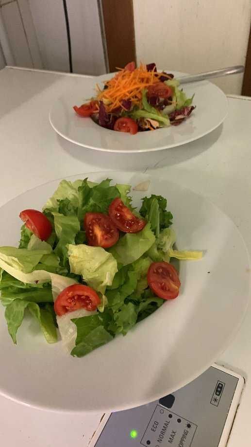 Insalata mista con pomodorini, lattuga e verdure fresche, perfetta per una dieta sana e leggera. Piatti di verdure colorate e nutrienti ideali per un pasto equilibrato.