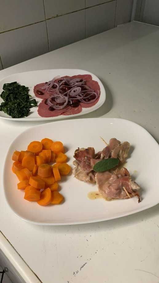 Verdure non amidacee: lista completa, tipi e 12 benefici 3 Pollo, carote, insalata, piatto rustico, cucina tradizionale italiana.
