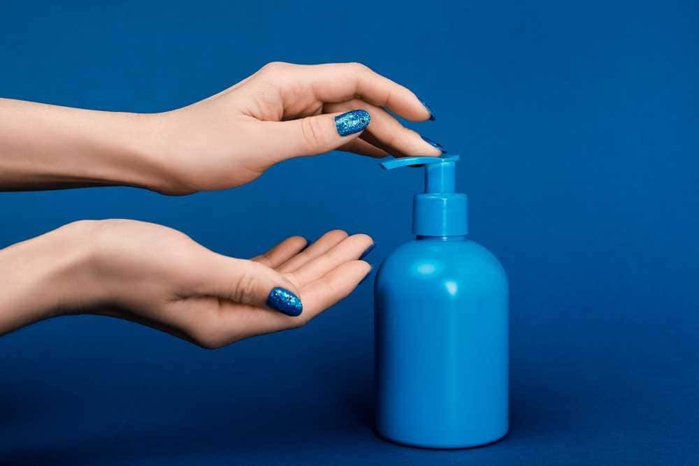 A1. Dispenser di sapone con mani pulite, igiene, sanitizzazione, igiene personale, prodotti per la pulizia, mani pulite, igiene quotidiana, igiene delle mani, igiene essenziale.
