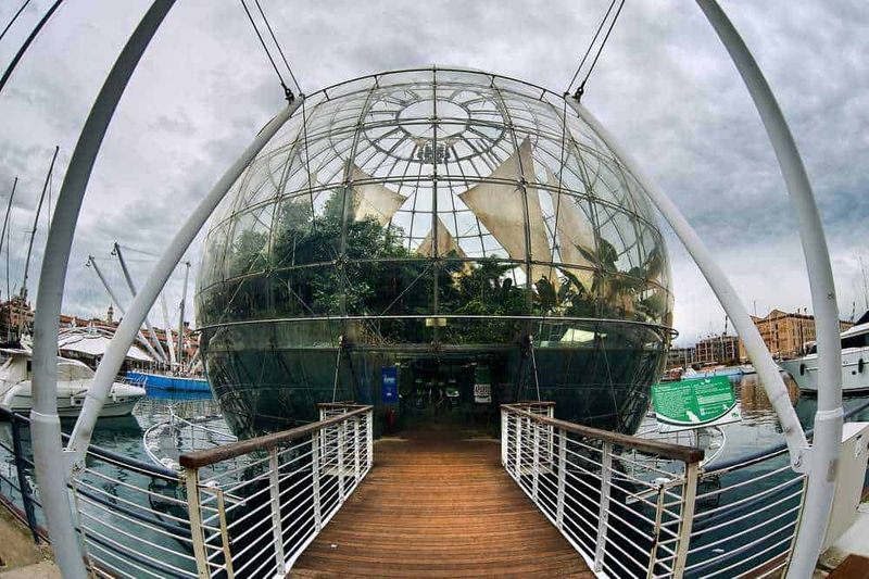 Acquario di Genova Biosfera: cosa vedere nel 2026 3 Globe terrestre di vetro sulla passeggiata del porto con barche e yacht, architettura moderna, attrazione turistica a forma di sfera, vista panoramica, destinazione marina e paesaggio urbano, Appunti Sul Blog.